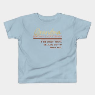 Grandma knows everything Kids T-Shirt